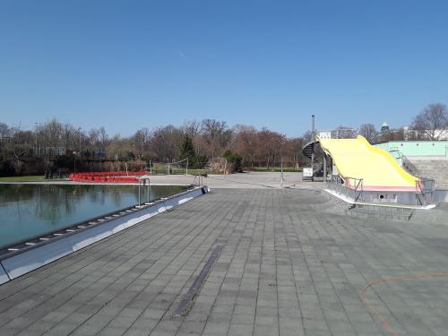 Freibad mit Liege- und Spielflächen