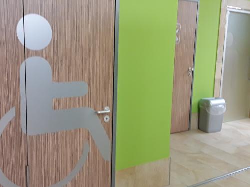 Rollstuhlgeeignete Umkleide (Beckenbereich Schwimmhalle)