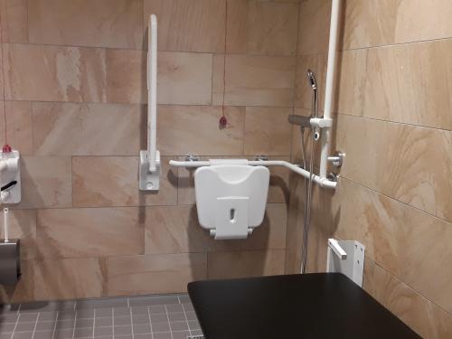 Rollstuhlgeeignete Dusche (Beckenbereich Schwimmhalle)