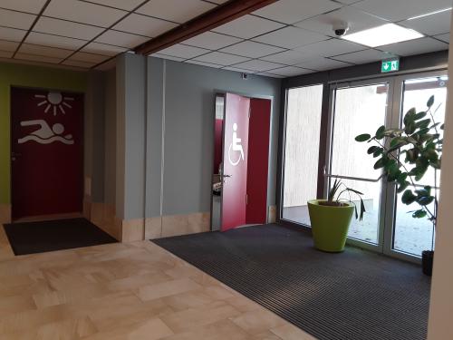 Rollstuhlgeeignete Umkleide (Bereich Freibad)