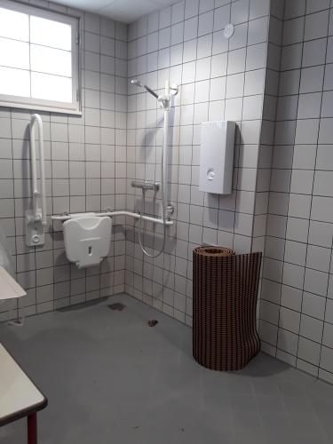 Rollstuhlgeeignete Dusche (Bereich Freibad)