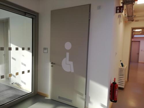 Rollstuhl-WC (E 016 - Gartenhaus)