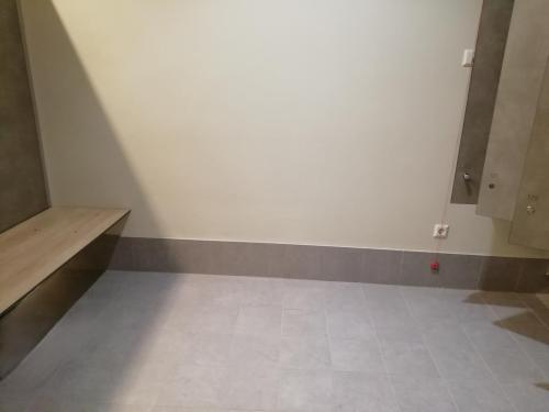 Rollstuhlgeeignete Umkleide Schwimmhalle / Sauna