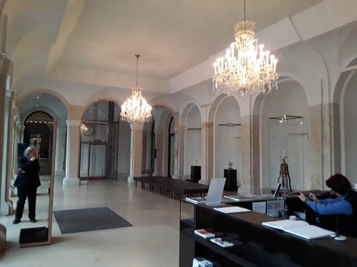 Grottensaal mit Kasse und Schließfachanlage (EG)