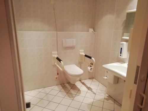 Rollstuhl-WC Herren (EG-rechtes WC)