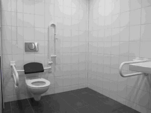 Toilettenanlage mit Rollstuhl-WC unter dem Altmarkt