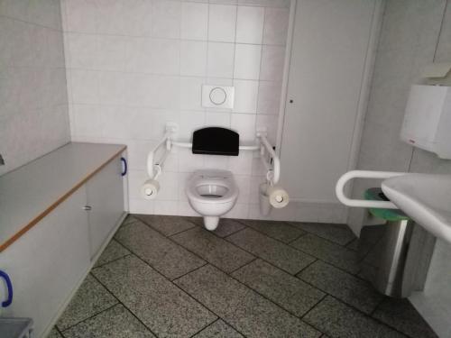 Rollstuhl-WC (EG - Ostflügel)