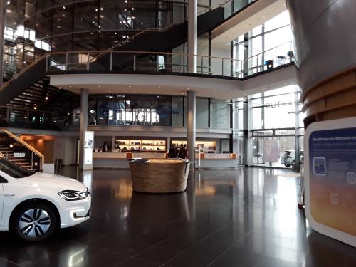 Besucherbereich mit Empfang und Schließfächern