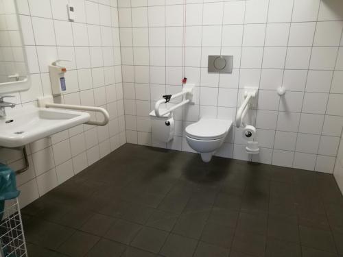 Rollstuhl-WC im Pinguin-Café