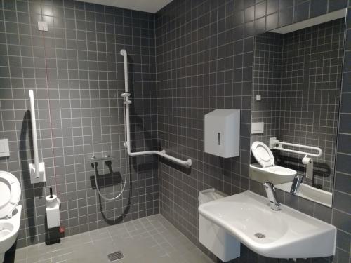 Rollstuhlgeeignete Dusche Sauna 1. OG