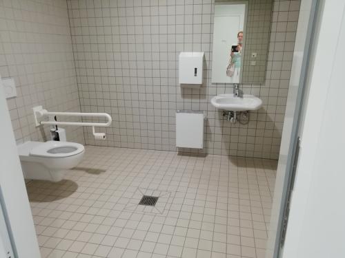 Rollstuhl-WC Tribüne im Neubau 1. OG