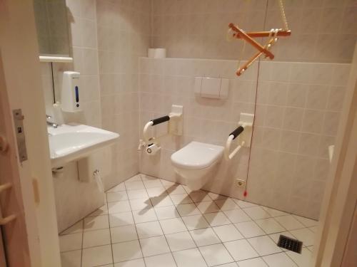 Rollstuhl-WC Damen (EG-linkes WC)