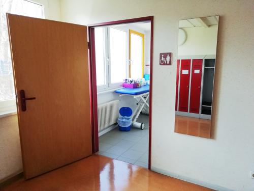 Rollstuhl-WC Mädchen Haus C (1. OG)