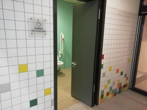 Rollstuhlgeeignete Dusche Damen Schwimmhalle