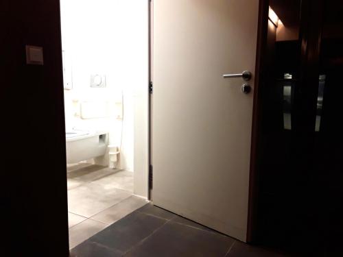 Rollstuhl-WC (1. UG)