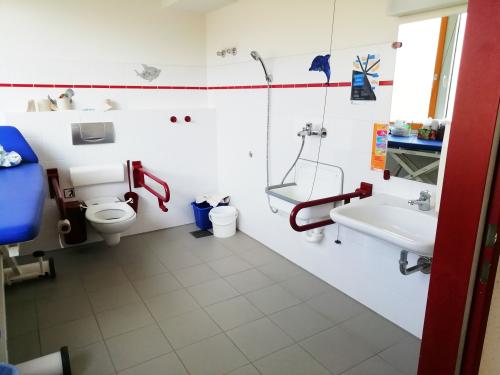 Rollstuhl-WC Mädchen Haus C (1. OG)