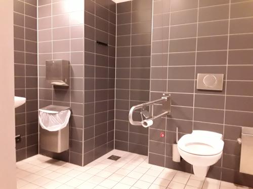 Rollstuhl-WC (UG)