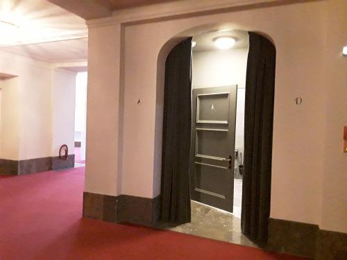 Rollstuhl-WC im 1. Rang