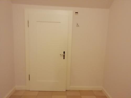 Rollstuhl-WC Hauptgebäude (EG linke Seite)