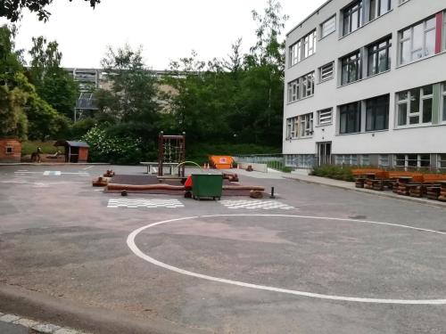 Pausenhof / Spielplatz Schule