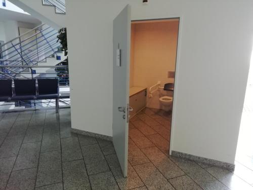 Rollstuhl-WC (EG - Ostflügel)