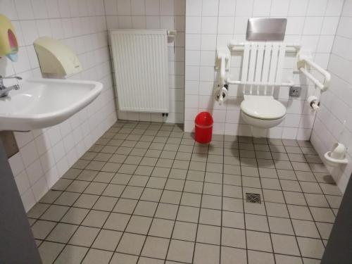 Rollstuhl-WC im Afrikahaus