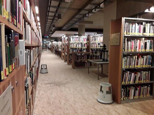 Freihandbereich mit Arbeitsplätzen