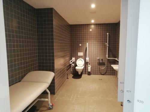 Rollstuhl-WC Sauna 1. OG