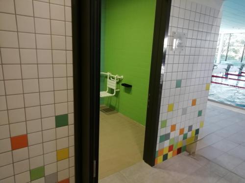 Rollstuhl-WC Herren Schwimmhalle