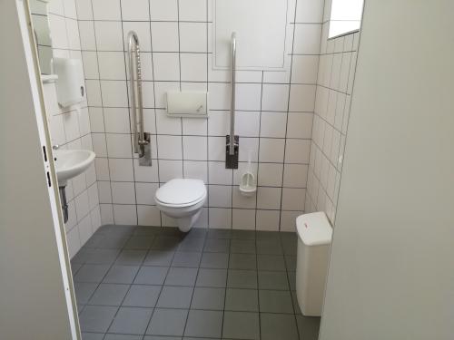 Rollstuhl-WC (Altbau - 2. OG)