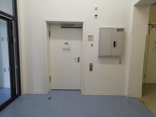 Rollstuhl-WC (HH - 1. OG - 1/110)