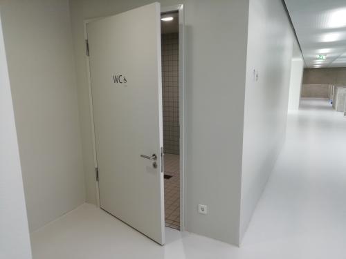 Rollstuhl-WC Tribüne im Neubau 1. OG