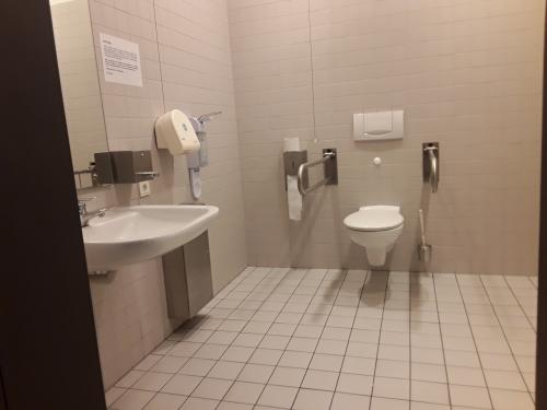 Rollstuhl-WC (Ebene -1 Nord, Raum - 1.251)