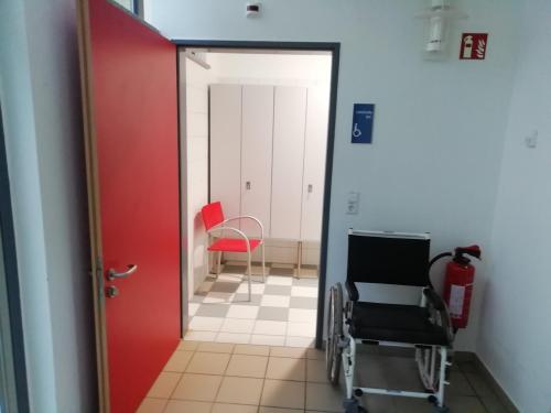 Rollstuhl-WC Schwimmhalle (Ebene 3)