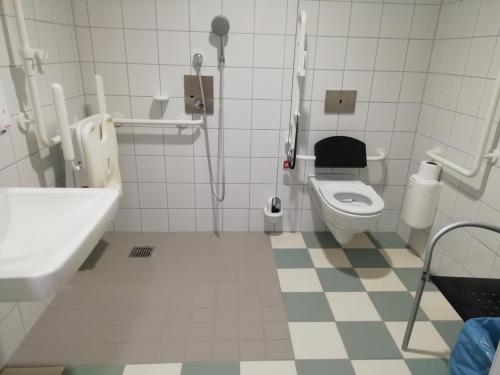 Rollstuhl-WC Schwimmhalle (Ebene 3)