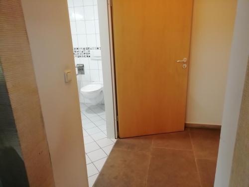 Rollstuhl-WC (Erdgeschoss)