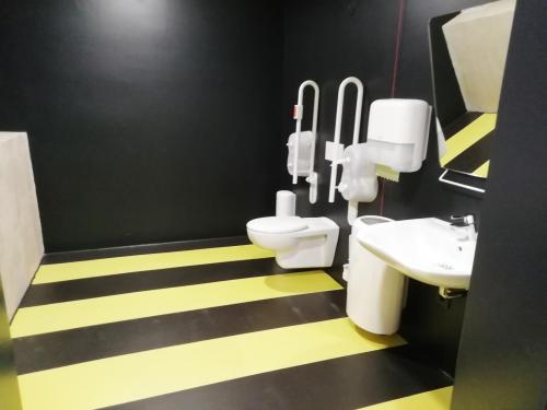 Rollstuhl-WC Damen (UG)