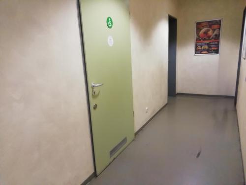 Rollstuhl-WC im Afrikahaus