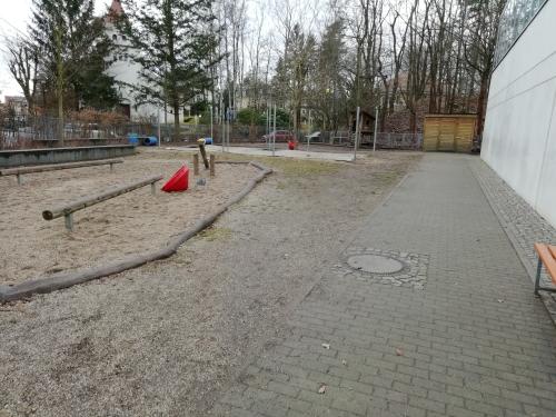 Außenbereich Spielplätze und Pause