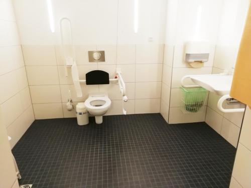 Rollstuhl-WC (UG)