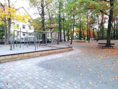 Pausenhof mit Spielplatz und Parkanlage