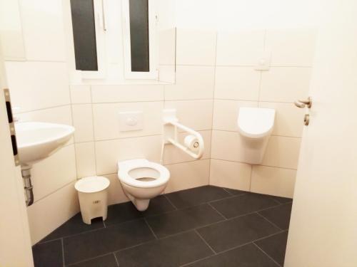 Rollstuhl-WC (1. OG)