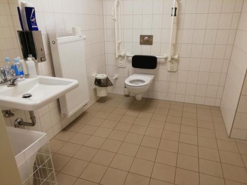 Rollstuhl-WC (Untergeschoss)