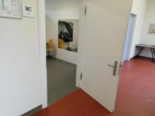 Rollstuhl-WC (Erdgeschoss)