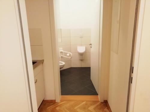 Rollstuhl-WC (1. OG)