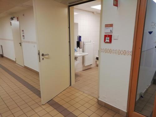 Rollstuhl-WC (Untergeschoss)