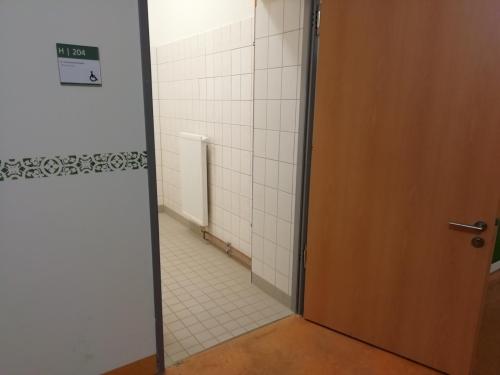 Rollstuhl-WC (2. Obergeschoss)