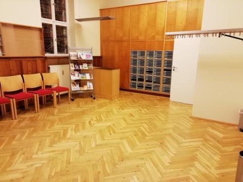 Garderobe und Wartebereich (1. OG)