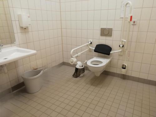 Rollstuhl-WC (2. Obergeschoss)