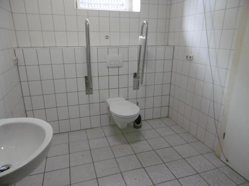 Rollstuhl-WC im Untergeschoss